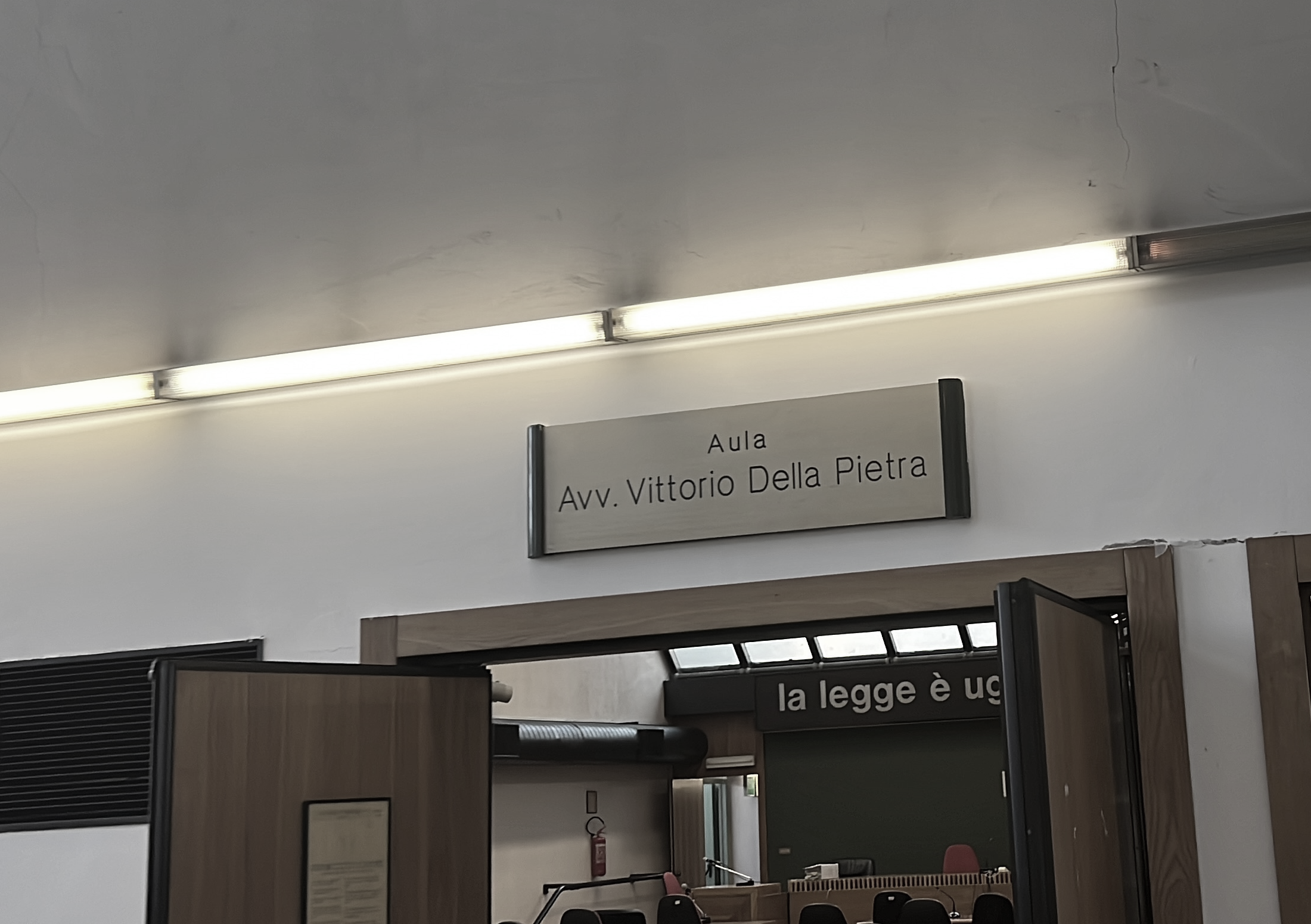 Targa dell'Aula intitolata all'Avv. Vittorio della Pietra, Tribunale di Napoli